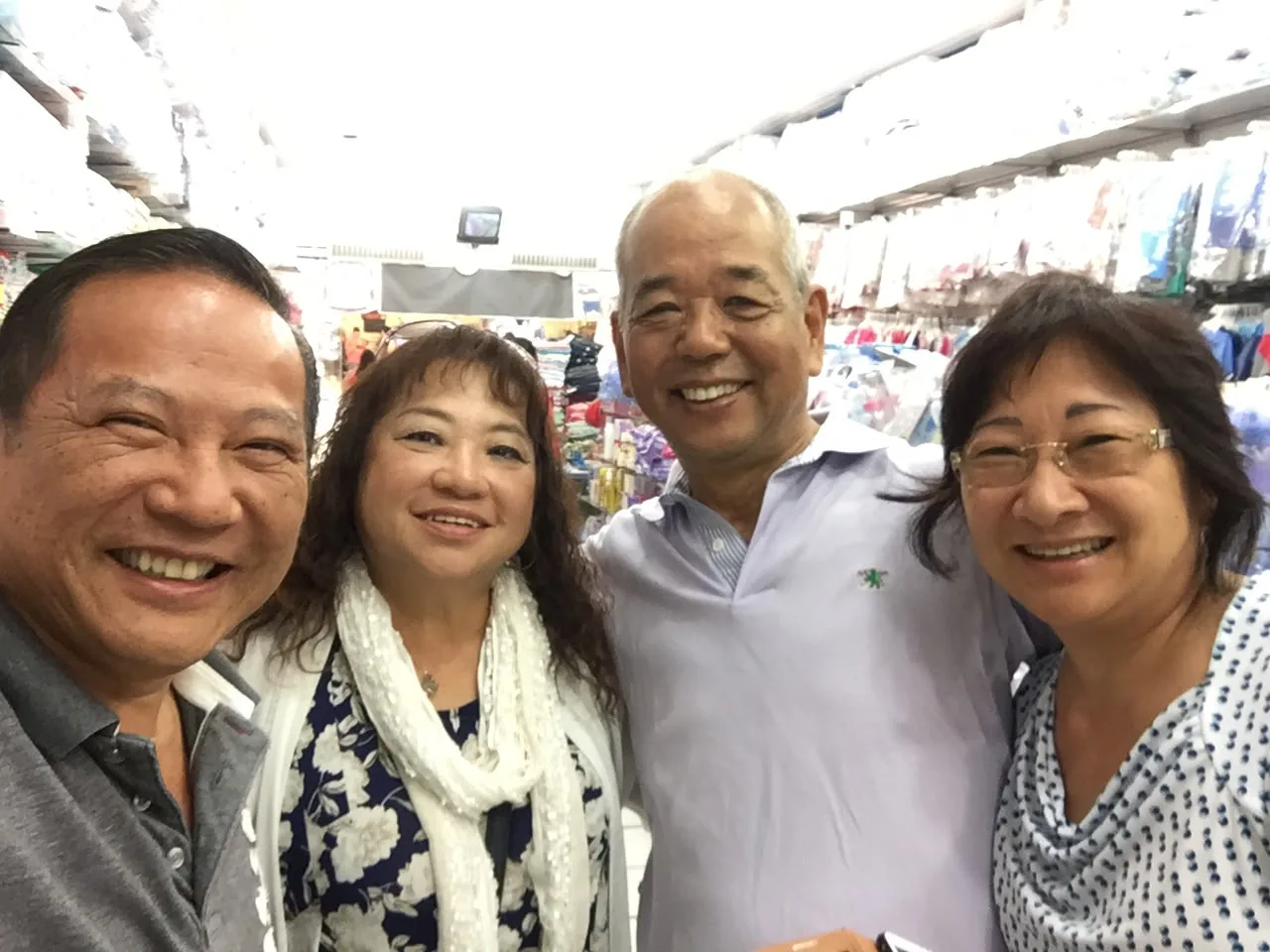 Sr. Kazuo e Dona Brasília, fundadores da Loja Tiemi, dentro da loja