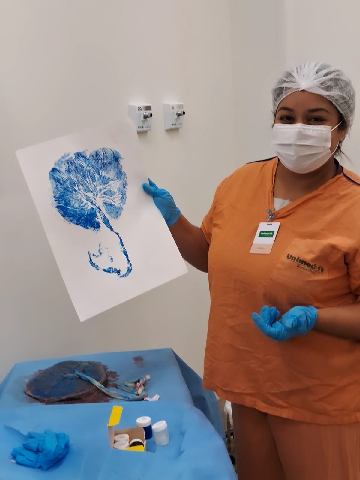 Karla mostrando impressão artística da placenta