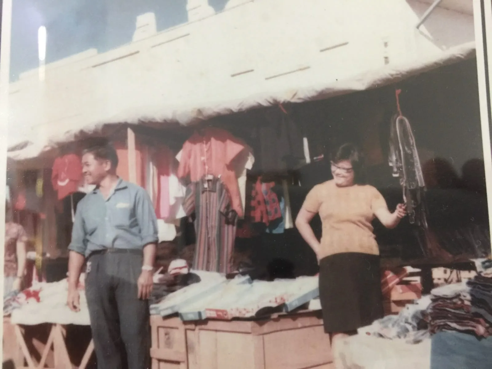 Kazuo e Brasília na primeira banca de feira da família Sakata, em Sorocaba