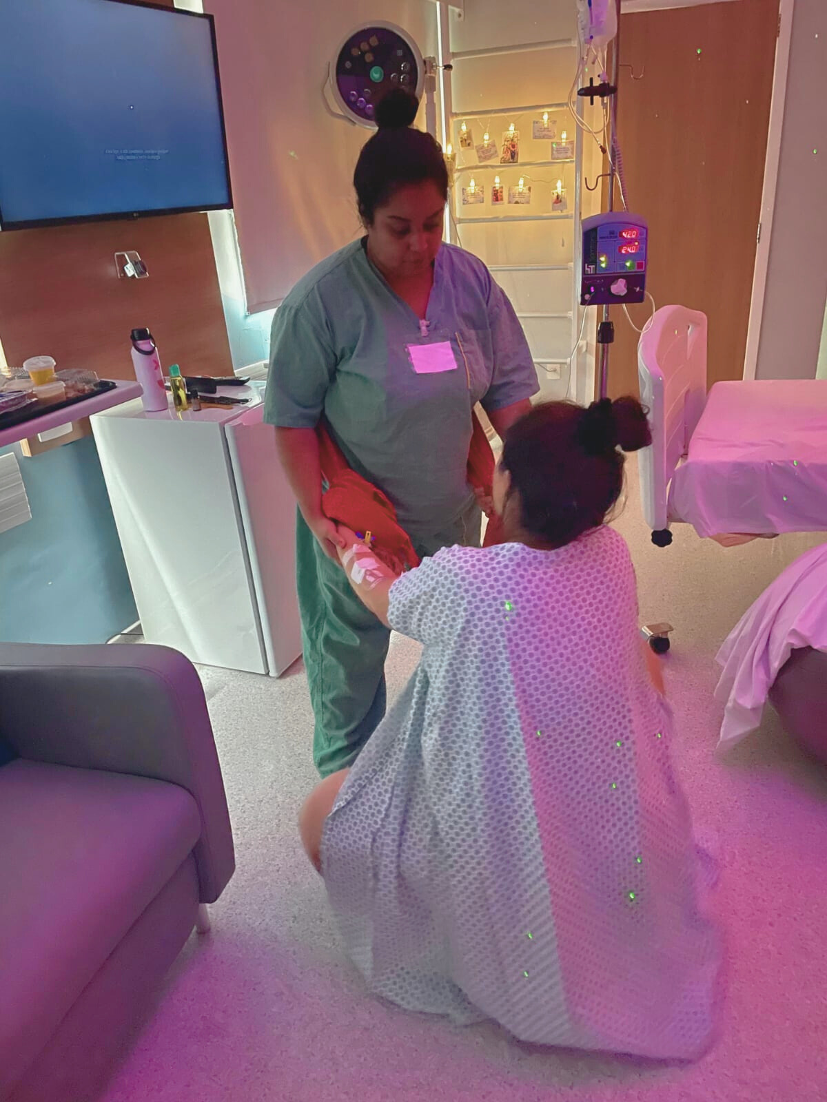 Doula Karla apoiando gestante em trabalho de parto