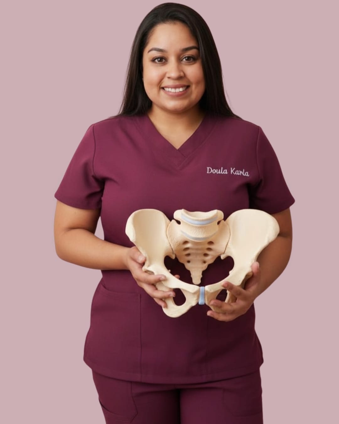 Doula Karla Blauwer segurando um modelo anatômico de pelve