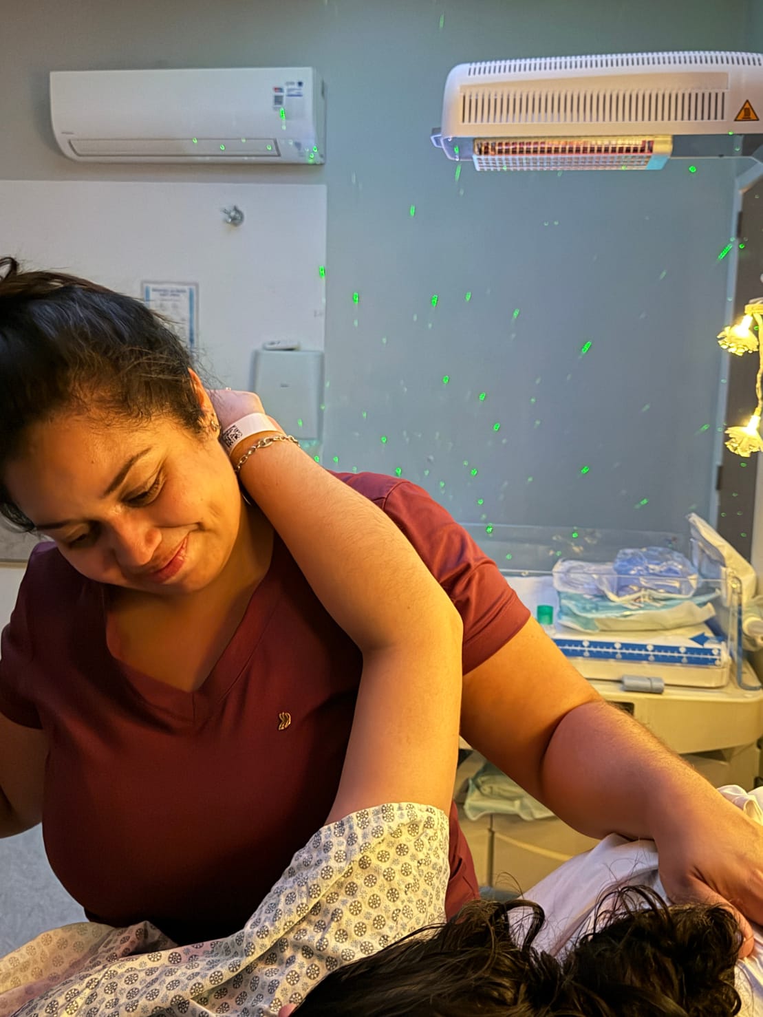 Karla acolhendo mãe após o nascimento
