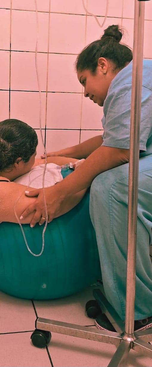 Gestante na bola de parto com apoio da doula